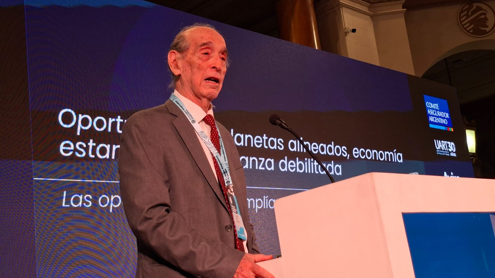 En su disertación , el economista Ricardo Arriazu analizó los giros geopolíticos globales, los motores estructurales del país —energía, minería y agro— y proyectó un potencial incremento de hasta 178% en las primas del mercado asegurador si se consolida la estabilidad macroeconómica y el crédito interno.